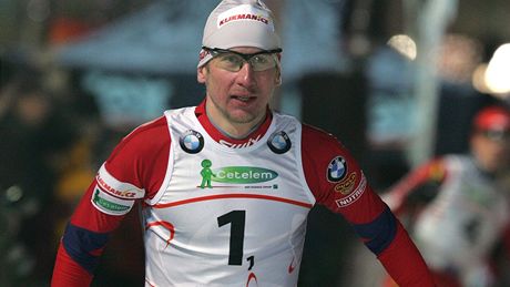 Luká Bauer na trati exhibiního závodu v bhu na lyích v Karlových Varech