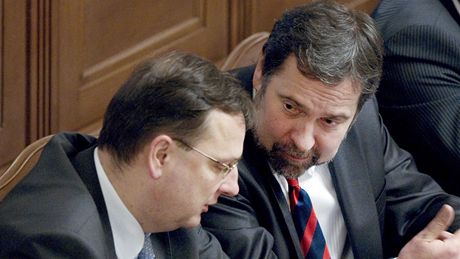 Petr Neas a Radek John ped hlasováním Snmovny o dve vlád. (21. prosince 2010)