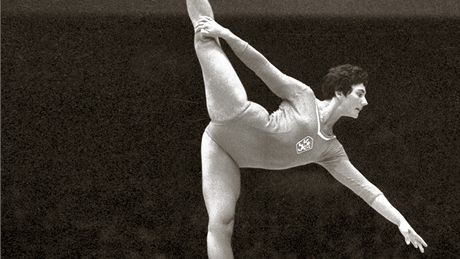 Eva Bosáková při "zlaté" sestavě na kladině při pražském mistrovství světa v roce 1962 Eva Bosáková při "zlaté" sestavě na kladině při pražském mistrovství světa v roce 1962
