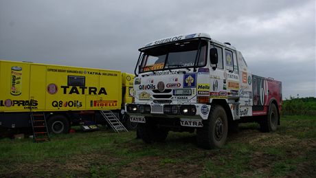 Lopraisovy tatry, vpedu trojnásobný vítz Dakaru tzv. Puma.