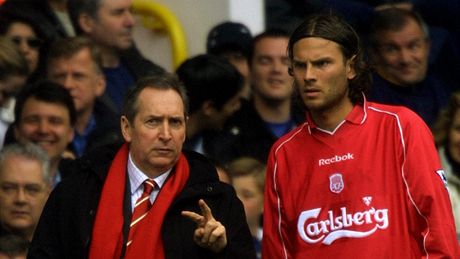 Patrik Berger v dresu Liverpoolu naslouchá pokynm trenéra Gérarda Houlliera.