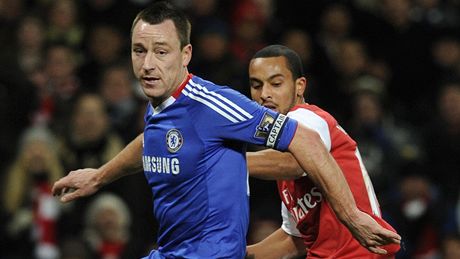 John Terry z Chelsea se pokouí zastavit Thea Walcotta z Arsenalu. 