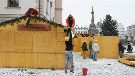 Z olomouckého Horního námstí postupn mizí stánky, které jsou jedním ze symbol vánoních trh.