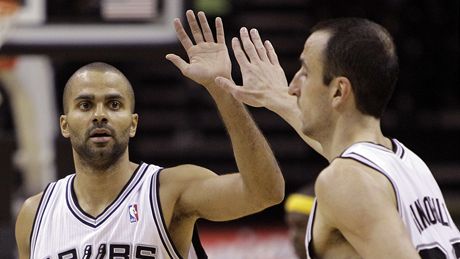 Tony Parker (vlevo) a Manu Ginóbili ze San Antonia Spurs Tony Parker (vlevo) a Manu Ginóbili ze San Antonia Spurs