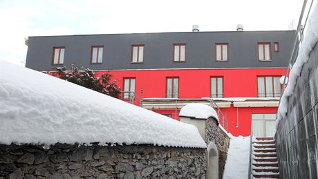 V hotelu Vivaldi v Raníov pipravili ledovou plochu na bruslení v tenisové hale.