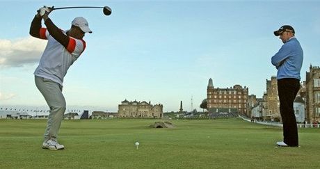 Jednonohý golfista Manuel De Los Santos v St. Andrews.