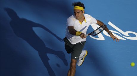 Roger Federer pi vtznm semifinle exhibice v Ab Zab proti Robinu Soderlingovi.