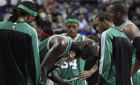 Kevin Garnett (v pedklonu) z Bostonu Celtics bezprostedn o svém zranní 