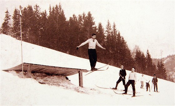 Fotografie z výstavy Bílou stopu - Kapitoly z djin eského lyování do r. 1938 v jilemnickém muzeu.