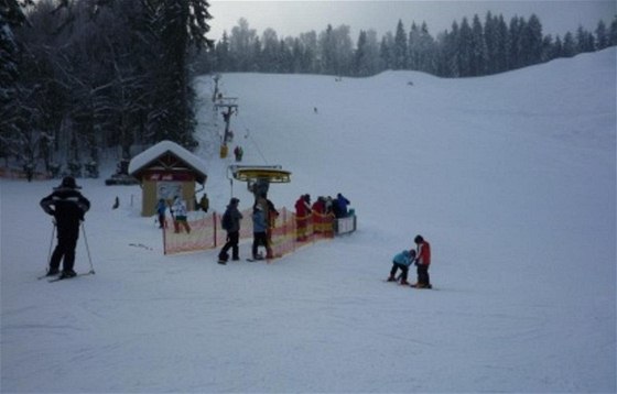 V mariánskolázeském skiareálu dnes zaala naplno lyaská sezona