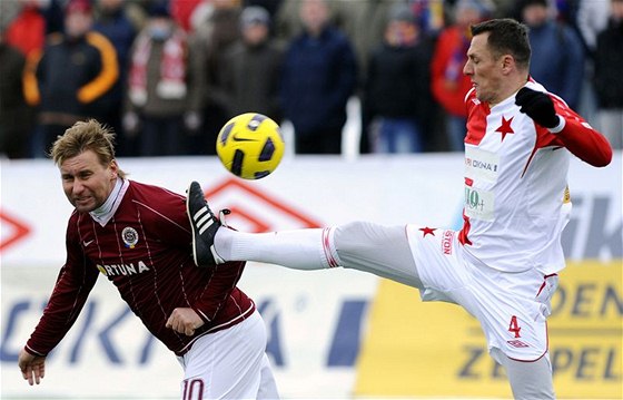 Silvestrovské derby fotbalových veterán: Horst Siegl (vlevo) ze Sparty a Lubo Kozel ze Slavie.