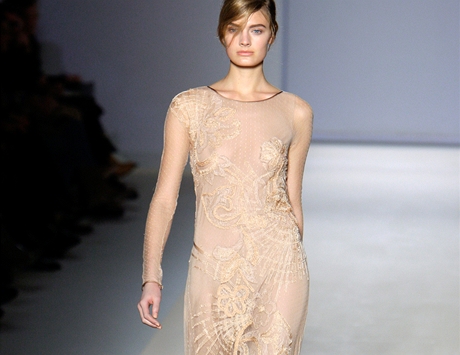 Jednoduch dlouh aty, Alberta Ferretti, podzim 2010