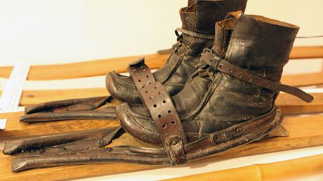 Exponát z výstavy Bílou stopu - Kapitoly z djin eského lyování do r. 1938 v jilemnickém muzeu.