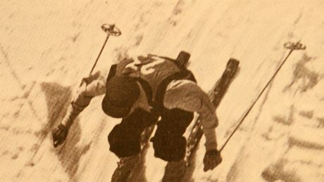 Fotografie z výstavy Bílou stopu - Kapitoly z djin eského lyování do r. 1938 v jilemnickém muzeu.