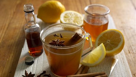 Rum, citron, med, badyán, hebíek a skoice. Oblíbené ingredience horkých nápoj