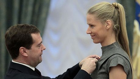 Ruský prezident Dmitrij Medveděv předává bývalé tenistce Jeleně Dementěvové řád za zásluhy. Ruský prezident Dmitrij Medveděv předává bývalé tenistce Jeleně Dementěvové řád za zásluhy.