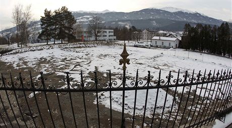 Nemocniní zahrada v rakouském msteku Hall, která skrývá stovky lidských ostatk (5. prosince 2010)