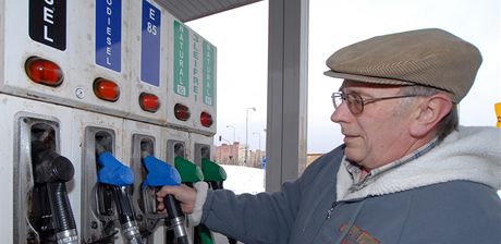 Jeden z motorist, kteí zaali tankovat nové palivo ze smsi etanolu a benzinu E85