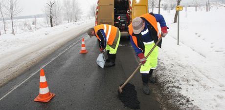 Silniái v Plzeském kraji u musí záplatovat nejhorí výtluky, které zpsobuje tuhá zimy. V úterý opravovali napíklad starou karlovarskou výpadovku z Plzn