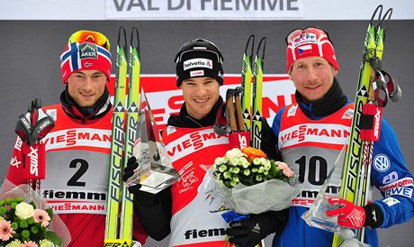 Trio nejlepích Tour de Ski 2011: zleva stíbrný Petter Northug, zlatý Dario Cologna a bronzový Luká Bauer