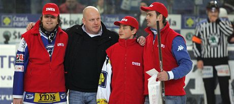 Karel krabal z MF DNES (erná bunda) na utkání Kometa Kladno, kde se MF DNES stala partnerem brnnských hokejist. (7. leden 2011)