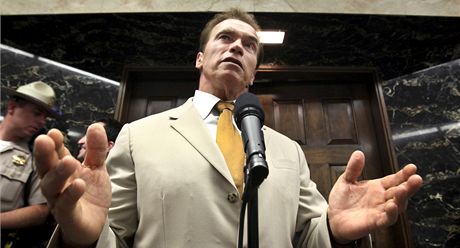 Arnold Schwarzenegger ped svou kanceláí v Sacramentu. Archivní snímek z ervence 2009