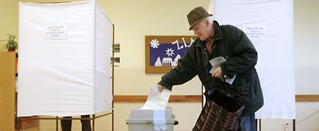 Jeden z voli v eském Tín vhazuje do urny svj hlas.