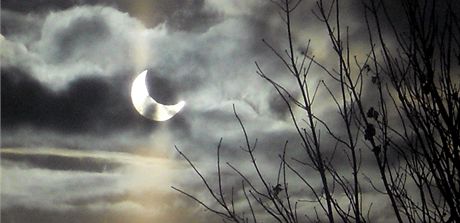 Částečné zatmění slunce nad Brnem. (4. ledna 2011) Částečné zatmění slunce nad Brnem. (4. ledna 2011)