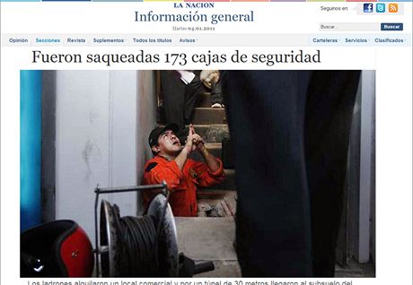 Jeden z vyetovatel stojí v ústí ticetimetrového tunelu, kterým byla argentinská banka vykradena.