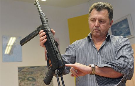 Kriminalista Miroslav Klusáek pedvádí  pln funkní nmecký samopal z druhé svtové války, který na internetu nabízel k prodeji tiaticetiletý sbratel zbraní z Kuimi. (6. ledna 2011)