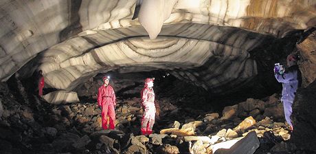 Hradetí speleologové v jeskyni na picberkách