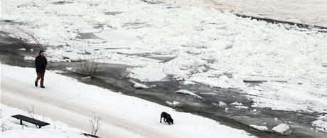 Pracovníci Povodí Ohe hlídají ledové bariéry na ekách Bílin a Mandav, které by mohly ohrozit odtékání vody korytem. Ilustraní foto