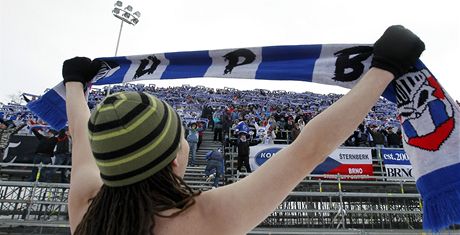 Na utkání pod oteveným nebem do Pardubic zavítaly tisíce fanouk Komety Brno, kteí sledovali i dopolední utkání legend.