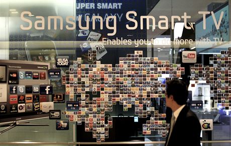 Mu prochází kolem reklamní výlohy sídla spolenosti Samsung Electronics v Soulu.