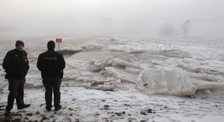 Berounku u Karltejna zablokovaly ledové kry. (8. ledna 2011)