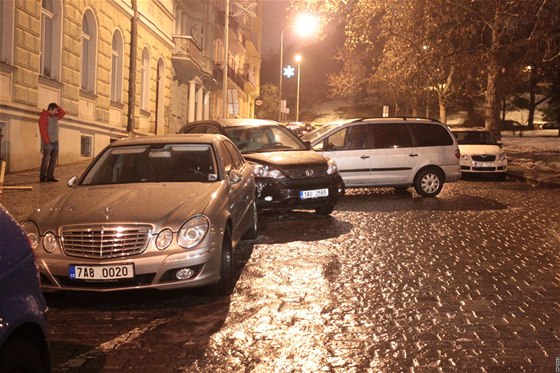 Chodníky i silnice jsou namrzlé. V Nuslích se kvli ledu srazila auta