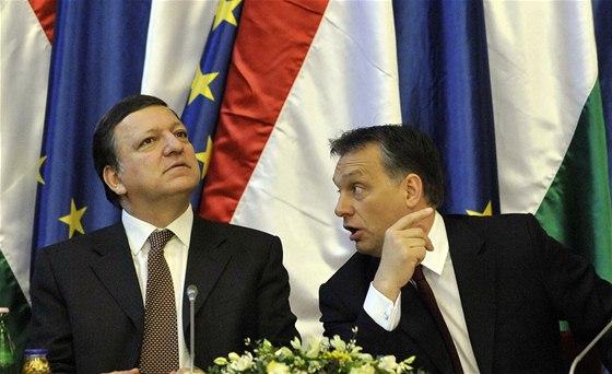 Pedseda EU José Barroso a maarský premiér Viktor Orbán (vpravo)