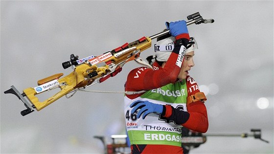 PIPRAV SE, POZOR, PAL! Norská biatlonistka Ann Kristin Aafedtová Flatlandová  se pipravuje ke stelb ve sprintu na 7,5 km, který vyhrála.