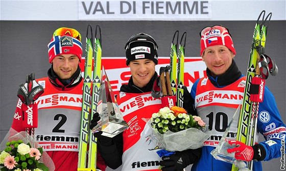 Trio nejlepích Tour de Ski 2011: zleva stíbrný Petter Northug, zlatý Dario Cologna a bronzový Luká Bauer