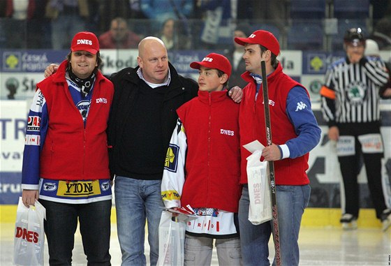 Karel krabal z MF DNES (erná bunda) na utkání Kometa Kladno, kde se MF DNES stala partnerem brnnských hokejist. (7. leden 2011)
