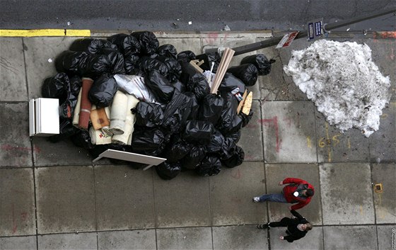 Kvli snhové boui zstaly v ulicích New Yorku hromady neodvezených odpadk.