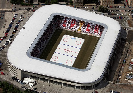 Místo trávníku poloí led. Fotbalový stadion Slavie se za rok zmní v hokejový Eden. Ilustraní foto