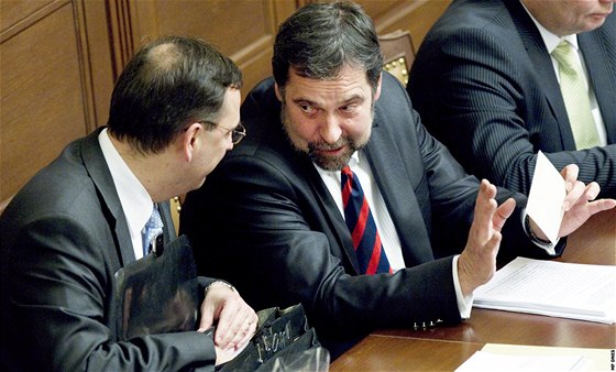 Premiér Petr Neas pi debat s ministrem Radkem Johnem v Poslanecké snmovn.