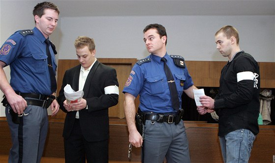 Obalovaní Jakub Mikula (vlevo) a Petr Dudi ped ostravským krajským soudem