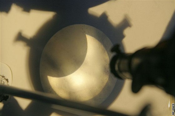 Zatmní Slunce v eských Budjovicích (4. ledna 2011). Na snímku je obraz zatmní promítnutý hvzdáským dalekohledem na matnici.