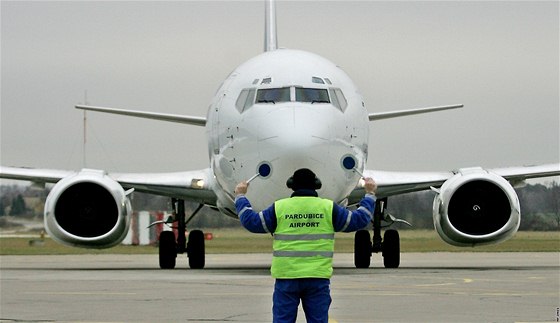 V materiálech pro klienty cestovek firma vysvtluje úpravu i cenami leteckého benzínu a kurzem koruny.