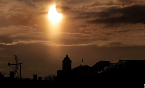 Zatmní slunce nad brnnským hradem pilberkem. (4. leden 2011)