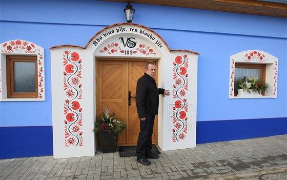 Starosta Boetic Václav Surman by chtl sklepm v Kraví hoe vrátit tradiní barvy a malby. Fasádu vlastního sklípku u si vymaloval.