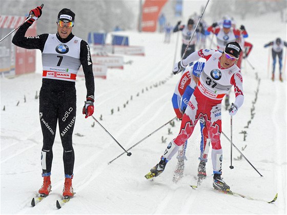 RADUJÍCÍ SE VÍTZ. výcarský bec na lyích Dario Cologna se raduje z vítzství.