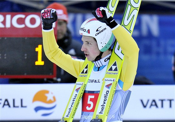 VÍTZ. výcarský skokan na lyích Simon Ammann se radují z vítzství.